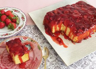 Ένα ανάποδο κέικ φράουλας με κόκκινες φράουλες να ξεχειλίζουν στην επιφάνεια.