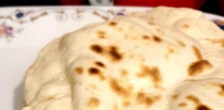 Η **Αφράτη Αραβική Πίτα** φουσκώνει στο τηγάνι κατά τη διάρκεια του ψησίματος.