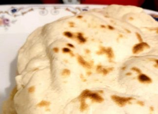 Η **Αφράτη Αραβική Πίτα** φουσκώνει στο τηγάνι κατά τη διάρκεια του ψησίματος.