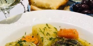 Αρνί στιφάδο με πατάτες αγκινάρες και καρότα