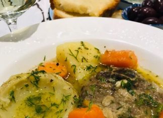 Αρνί στιφάδο με πατάτες αγκινάρες και καρότα