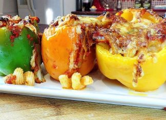 Γεμιστές πιπεριές με μακαρονια και τυρί