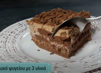 Ένα κομμάτι από γλυκό ψυγείου με στρώσεις σοκολατένιων μπισκότων και κρεμών σοκολάτας και μπισκότου, πασπαλισμένο με τριμμένη κουβερτούρα, σε λευκό πιάτο.