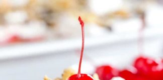 Κοντινό πλάνο σε μία μερίδα από Γλυκό Ψυγείου με Φρούτα, που αναδεικνύει τις πολύχρωμες στρώσεις και την πλούσια υφή