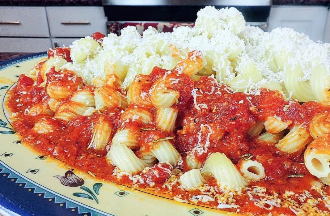 Ζυμαρικά με κόκκινη σάλτσα