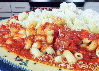 Ζυμαρικά με κόκκινη σάλτσα