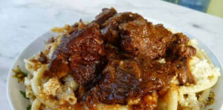 Κοντινό πλάνο στο **Κεφαλλονίτικο Σοφιγάδο** που σιγοβράζει στη σάλτσα του στην κατσαρόλα