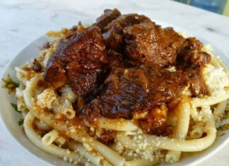 Κοντινό πλάνο στο **Κεφαλλονίτικο Σοφιγάδο** που σιγοβράζει στη σάλτσα του στην κατσαρόλα