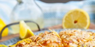 Κέικ Αμυγδάλου με Σιρόπι Λεμονιού: αρωματικό και αφράτο γλυκό.