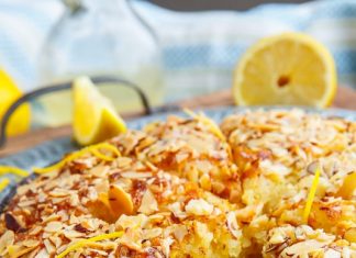 Κέικ Αμυγδάλου με Σιρόπι Λεμονιού: αρωματικό και αφράτο γλυκό.