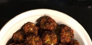 Πιάτο με χρυσαφένιους, τραγανούς κολοκυθοκεφτέδες, γαρνιρισμένους με φρέσκο άνηθο, έτοιμους για σερβίρισμα.