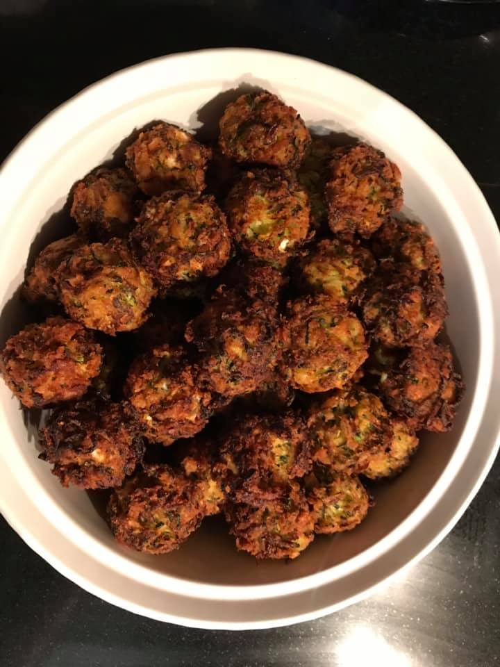 Κολοκυθοκεφτέδες θεσσαλιωτικοι1 Πιάτο με χρυσαφένιους, τραγανούς κολοκυθοκεφτέδες, γαρνιρισμένους με φρέσκο άνηθο, έτοιμους για σερβίρισμα.