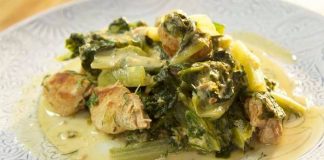 Ένα πιάτο με Κοτόπουλο Φρικασέ Με Μαρούλι, με το κρέας και τα λαχανικά μέσα σε βελούδινη σάλτσα αυγολέμονο