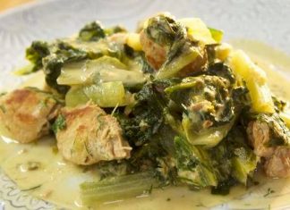 Ένα πιάτο με Κοτόπουλο Φρικασέ Με Μαρούλι, με το κρέας και τα λαχανικά μέσα σε βελούδινη σάλτσα αυγολέμονο