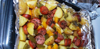 Χωριάτικο λουκάνικο με πατάτες Λουκάνικα με πατάτες στο φούρνο