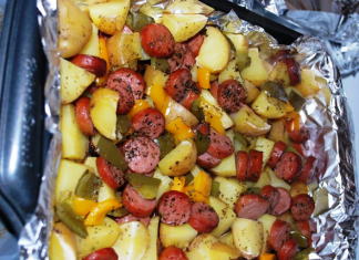 Λουκάνικα με πατάτες στο φούρνο