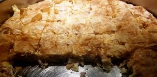 Λαχταριστή, χρυσαφένια μακαρονόπιτα, κομμένη σε κομμάτια, με τραγανό φύλλο και πλούσια γέμιση ζυμαρικών και φέτας, έτοιμη για σερβίρισμα.