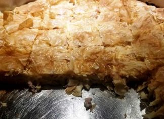 Λαχταριστή, χρυσαφένια μακαρονόπιτα, κομμένη σε κομμάτια, με τραγανό φύλλο και πλούσια γέμιση ζυμαρικών και φέτας, έτοιμη για σερβίρισμα.