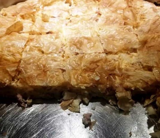 Η πιο εύκολη Μακαρονόπιτα Λαχταριστή, χρυσαφένια μακαρονόπιτα, κομμένη σε κομμάτια, με τραγανό φύλλο και πλούσια γέμιση ζυμαρικών και φέτας, έτοιμη για σερβίρισμα.