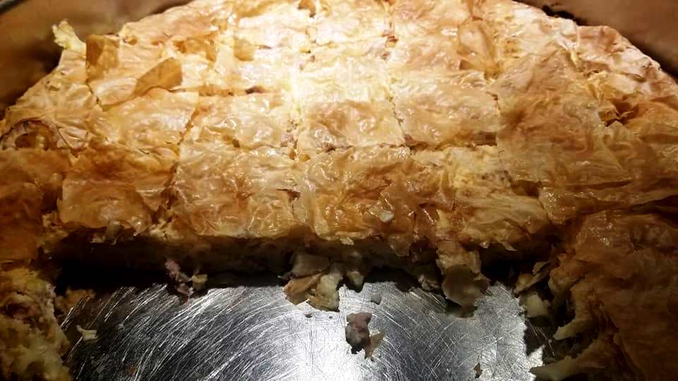 Μακαρονόπιτα1 Λαχταριστή, χρυσαφένια μακαρονόπιτα, κομμένη σε κομμάτια, με τραγανό φύλλο και πλούσια γέμιση ζυμαρικών και φέτας, έτοιμη για σερβίρισμα.