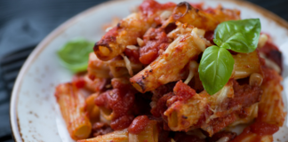 Μακαρόνια φουρνου με σάλτσα μελιτζάνας