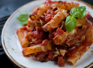 Μακαρόνια φουρνου με σάλτσα μελιτζάνας