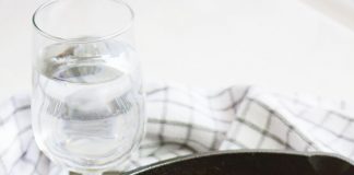 Μπριζόλα στο τηγάνι με πιπεριές και κρεμμύδια