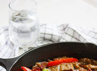 Μπριζόλα στο τηγάνι με πιπεριές και κρεμμύδια