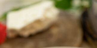 Σουβλάκια σις κεμπάπ χοιρινού που ψήνονται στη σχάρα και έχουν πάρει ωραίο χρώμα.