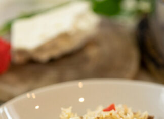 Σουβλάκια σις κεμπάπ χοιρινού που ψήνονται στη σχάρα και έχουν πάρει ωραίο χρώμα.