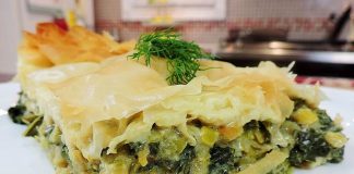 Κοντινή λήψη σε φρεσκοψημένη πρασόπιτα, αναδεικνύοντας το φύλλο και τη γέμιση.