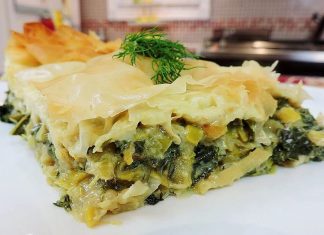 Κοντινή λήψη σε φρεσκοψημένη πρασόπιτα, αναδεικνύοντας το φύλλο και τη γέμιση.