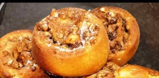 Πιάτο με λαχταριστά Ρολάκια Κανέλας με καρύδια, περιχυμένα με κρέμα βανίλιας και πασπαλισμένα με κανέλα.