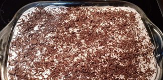 Σοκολατένιο κέικ σιροπιασμένο με ζαχαρούχο