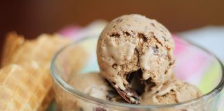 3 μπάλες παγωτό σε χωνάκι ή μπολ, ίσως με κάποια γαρνιτούρα όπως σιρόπι ή φρούτα.