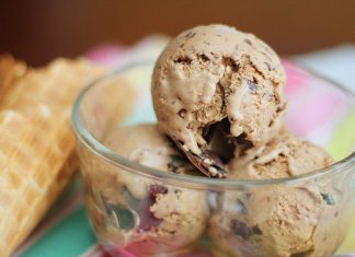3 μπάλες παγωτό σε χωνάκι ή μπολ, ίσως με κάποια γαρνιτούρα όπως σιρόπι ή φρούτα.