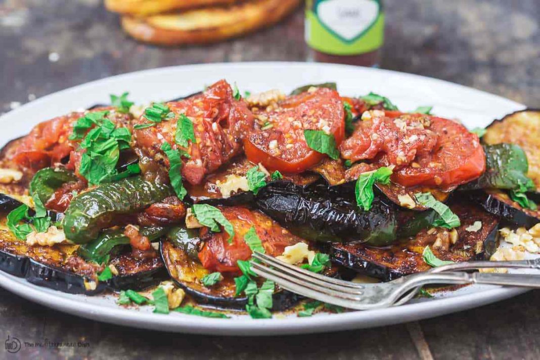 Τηγανητές μελιτζάνες με πράσινες πιπεριές και ντομάτες