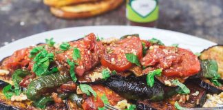 Τηγανητές μελιτζάνες με πράσινες πιπεριές και ντομάτες