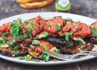 Τηγανητές μελιτζάνες με πράσινες πιπεριές και ντομάτες