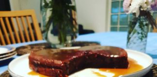 Υπέροχη πουτίγκα με δαμασκηνα και σάλτσα καραμέλας