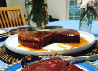 Υπέροχη πουτίγκα με δαμασκηνα και σάλτσα καραμέλας