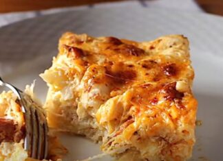 Κοντινό πλάνο σε μία μερίδα Τεμπέλικα Μακαρόνια χωρίς Βράσιμο, που αναδεικνύει τα λιωμένα τυριά και τα κομμάτια λουκάνικου