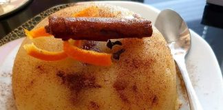 Κοντινό πλάνο στον Ελληνικό Χαλβά Σιμιγδάλι με τα καρύδια και τις σταφίδες.