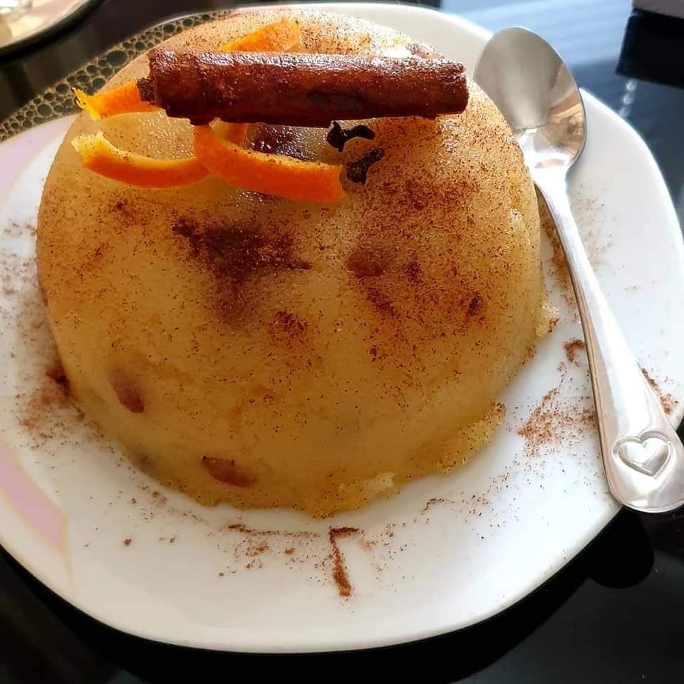 χαλβάς Σιμιγδαλι1 Κοντινό πλάνο στον Ελληνικό Χαλβά Σιμιγδάλι με τα καρύδια και τις σταφίδες.