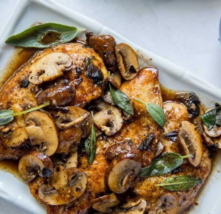 Κοτόπουλο σε σάλτσα με λευκό κρασί Κοτόπουλο σε σάλτσα με λευκό κρασί