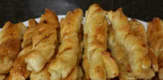 Στριφτά δάχτυλα σφολιάτας βουτηγμένα σε σιρόπι μελιού, τοποθετημένα σε δίσκο σερβιρίσματος