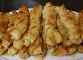 Στριφτά δάχτυλα σφολιάτας βουτηγμένα σε σιρόπι μελιού, τοποθετημένα σε δίσκο σερβιρίσματος