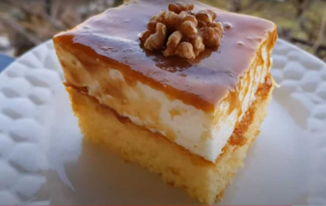 gliko karamela Κομμάτι από το Κέικ με Σπιτική Καραμέλα, που δείχνει τις στρώσεις του κέικ, της λευκής κρέμας και της λαχταριστής καραμέλας