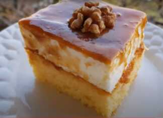 Κομμάτι από το Κέικ με Σπιτική Καραμέλα, που δείχνει τις στρώσεις του κέικ, της λευκής κρέμας και της λαχταριστής καραμέλας