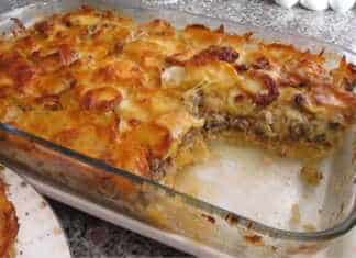 Στρώσεις από ροδισμένες πατάτες και κιμά καλυμμένες με λιωμένο τυρί τσένταρ μέσα σε πυρέξ